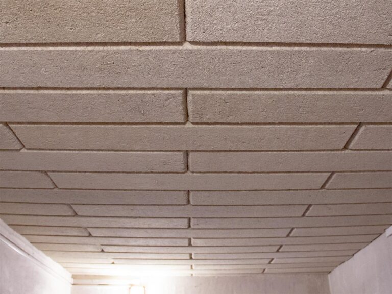 zateplení stropu suterénu panelového domu
