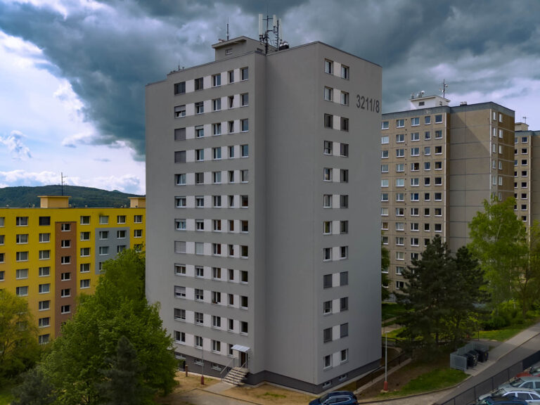 Pohled z dronu — hotová revitalizace panlového domu v Ústí nad labem
