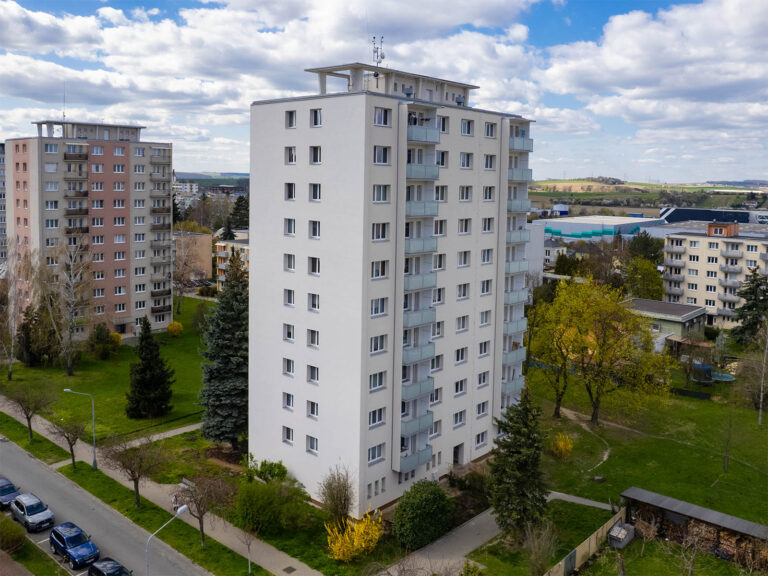 Pohled z dronu na hotovou revitalizaci panelového domu ve Zlíně