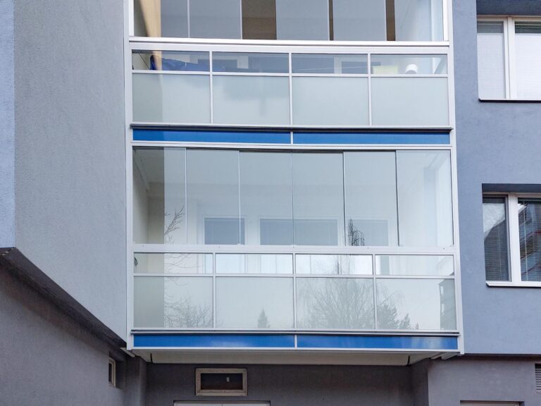 zábradlí balkonů je možné osadit tzv. průhledítkem kvůli lepší propustnosti světla