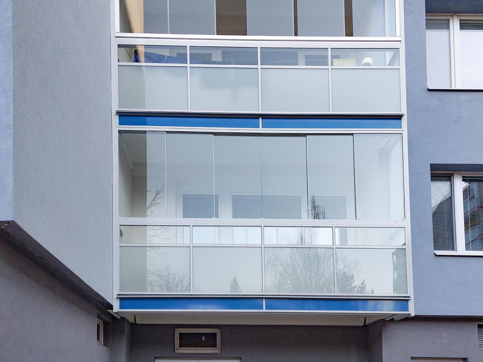 Zábradlí prodlouženého balkonu s průhledítkem (lepší prostupnost světla)