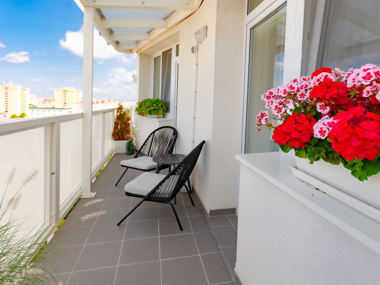 Atypycký balkon interiér. Stříška, Al zábradlí, výplň z bezpečnostního mléčného skla