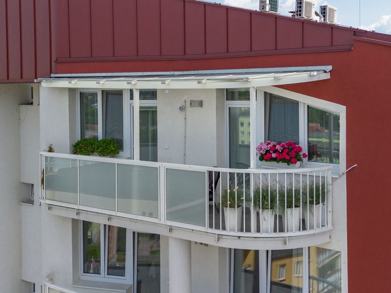 Atypycký balkon včetně nového oblého zábradlí s kombinovanou výplní