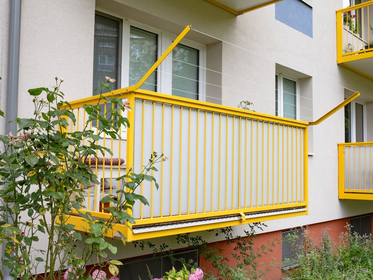 Balkon se zábradlím ze šprušlí
