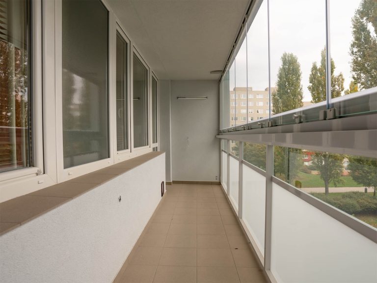 6 metrů dlouhá lodžie, Al zábradlí s mléčným sklem a s průhledítky