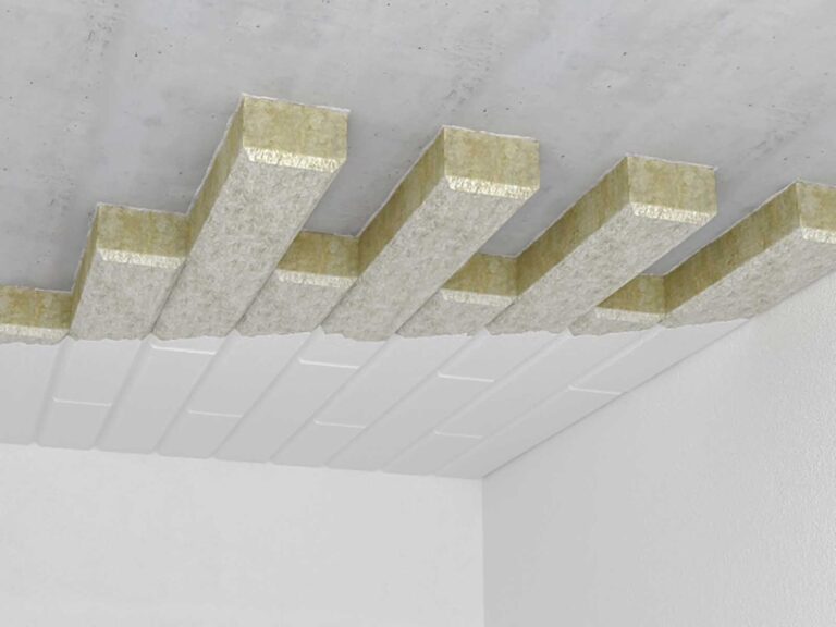 zateplení stropu suterénu podhledovými lamelami s nátěrem