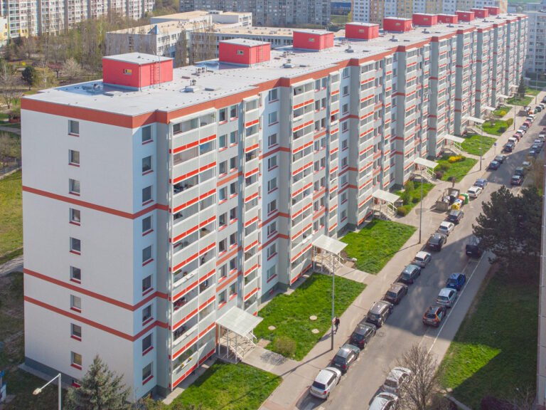 Komplexní revitalizace bytového domu v ulici Kpt. Stránského v Praze, prodloužení balkonů, zateplení stropů suterénu a více