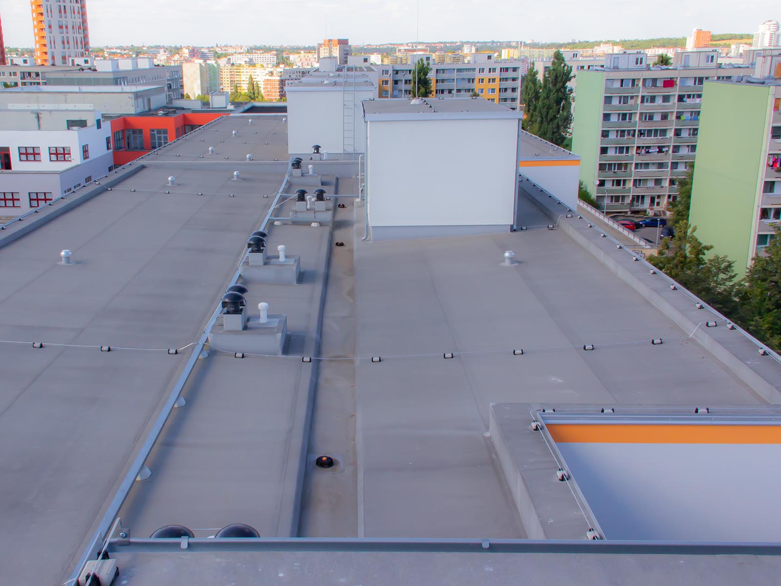 Rekonstrukce střechy panelového domu - Praha, Přecechtělova