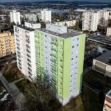 Revitalizace panelového domu ve Zlíně, prodloužené balkony, zateplené obvodové zdi, nová fasádní barva