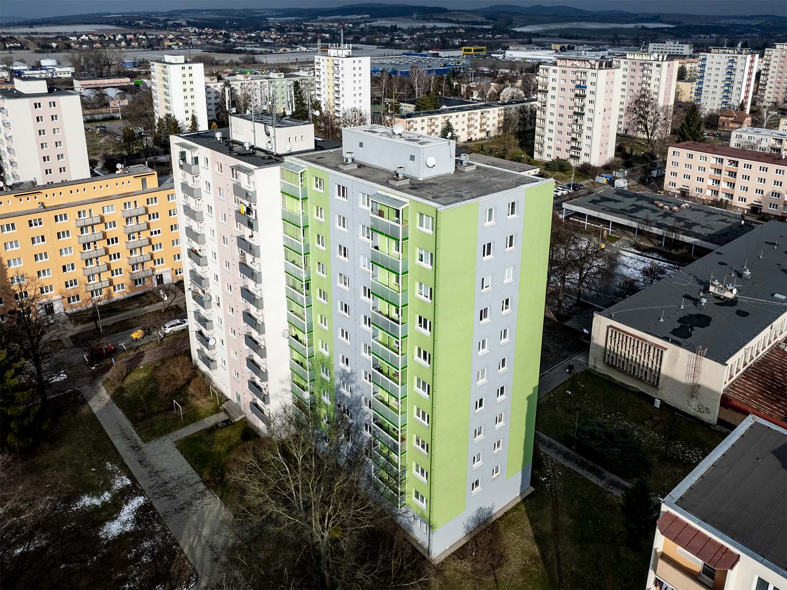 Revitalizace panelového domu ve Zlíně, prodloužené balkony, zateplené obvodové zdi, nová fasádní barva