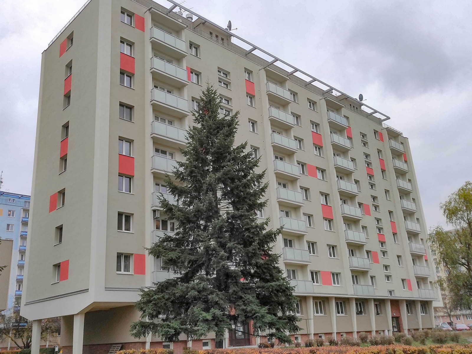Hotová stavba - rekonstrukce od Fasády Šimek - bytový dům v Olomouci, ulice Kosmonautů
