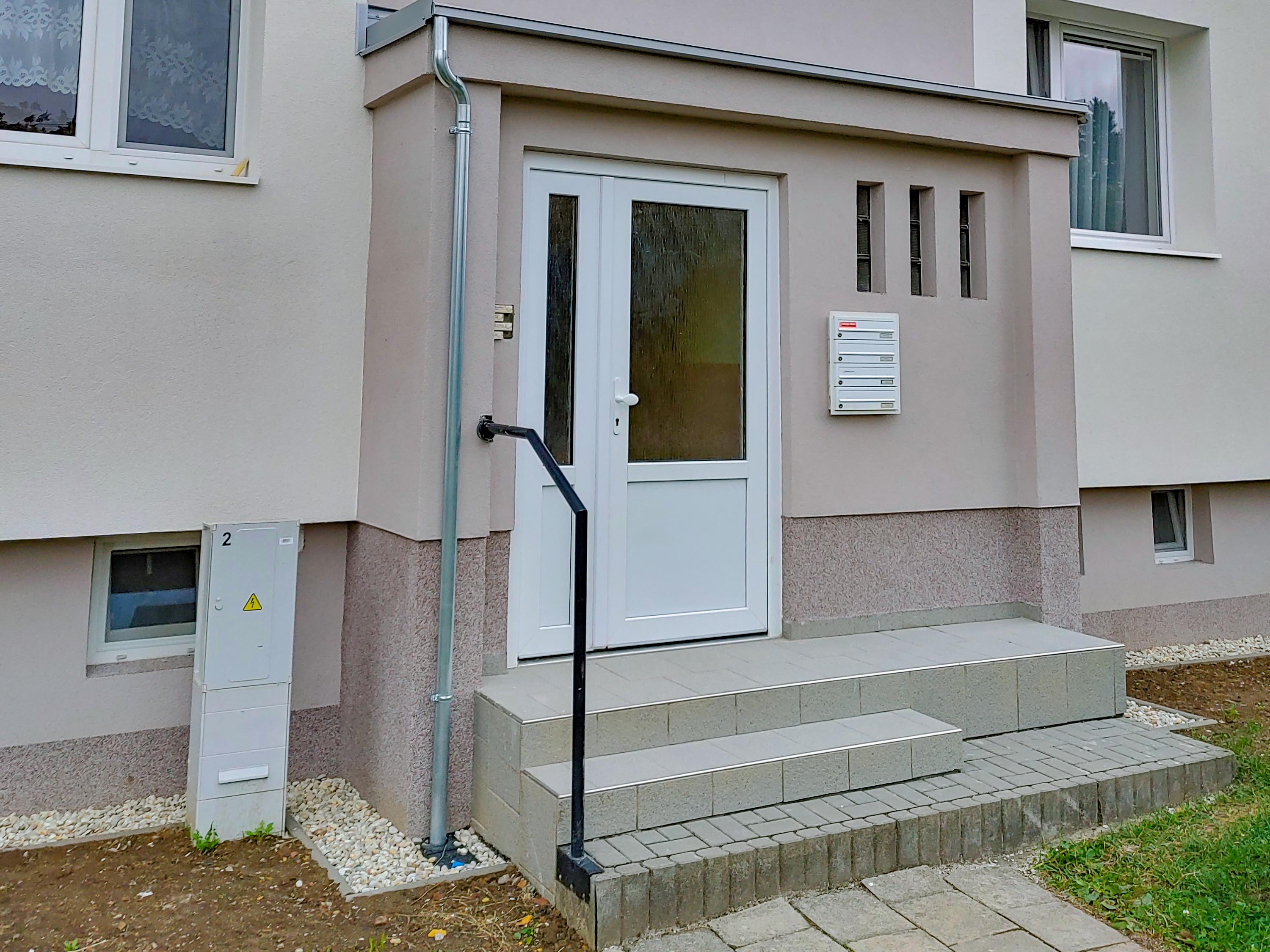 Revitalizace bytového domu Buchlovice - vstupní portál