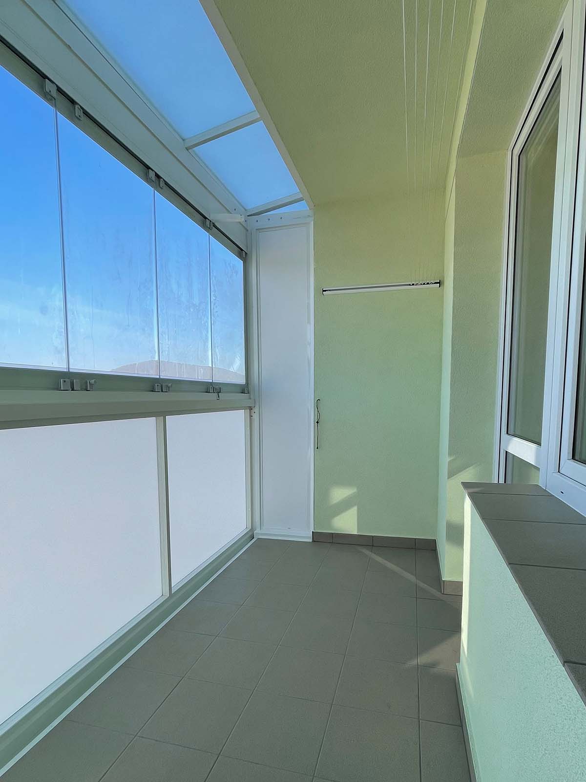 Prodloužený balkon v Tišnově s uzavřeným zasklením