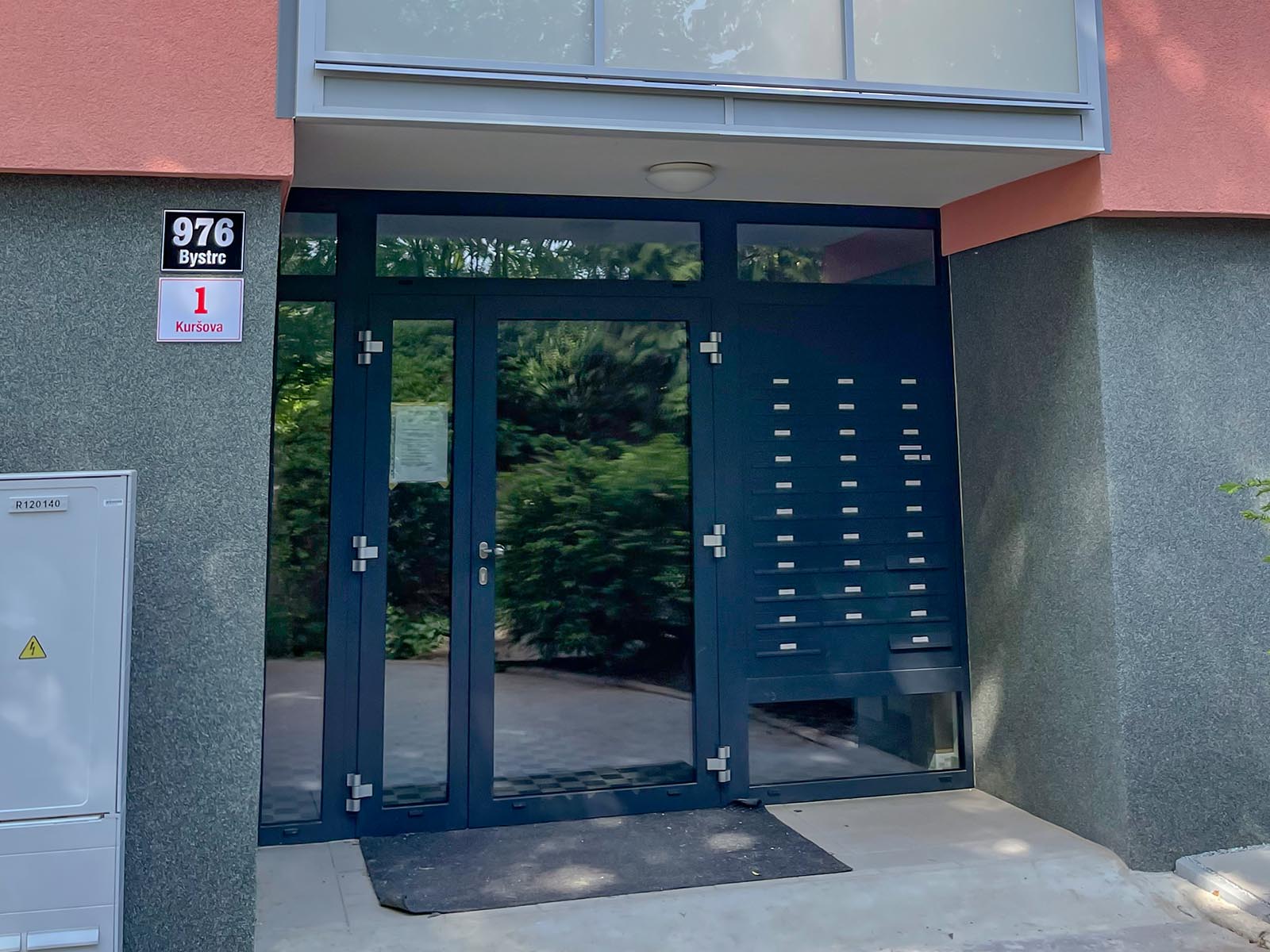 Zrekonstruovaný vstupní portál - Brno, Kuršova
