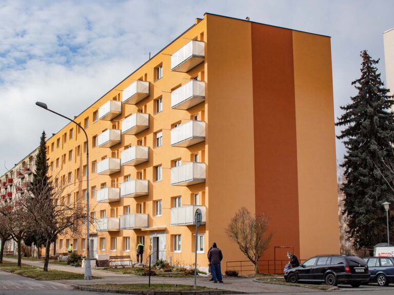 Rekonstrukce panelového domu Zlín Malenovice - demontáž stávajícího zateplení a nový zateplovací systém, nové závěsné balkony