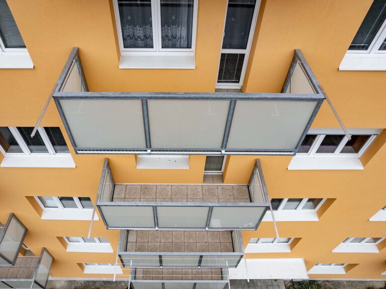 detailní pohled na závěsný balkon včetně dlažby - Zlín Malenovice