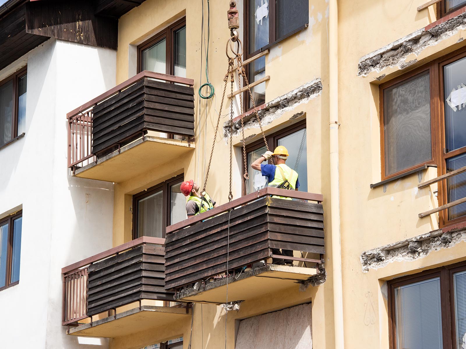 Větrná - Jemnice, demontáž stávajících balkonů