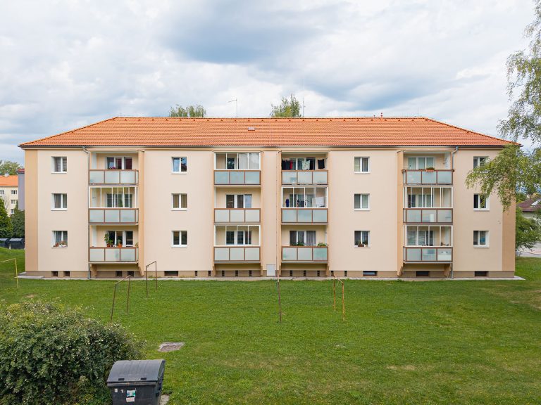 Nové betonové lodžie a zateplení bytového domu včetně půdy a spodní stavby. Realizace 2022, Rokycany.