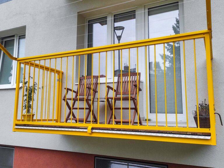 Nový závěsný balkon na panelovém domě v Olomouci - detail.