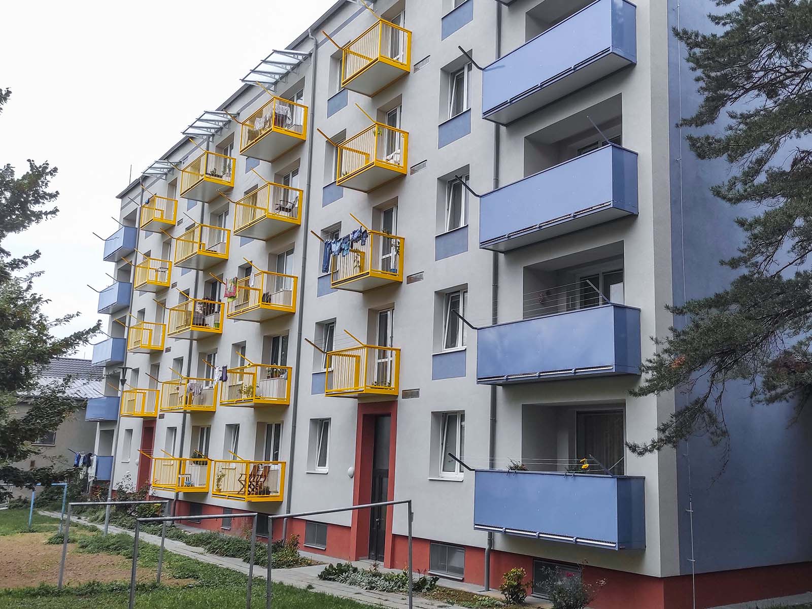 Oprava panelového domu v Olomouci - zateplení fasády, zateplení stropů suterénu, nové závěsné balkony a rekonstrukce podlah lodžií.