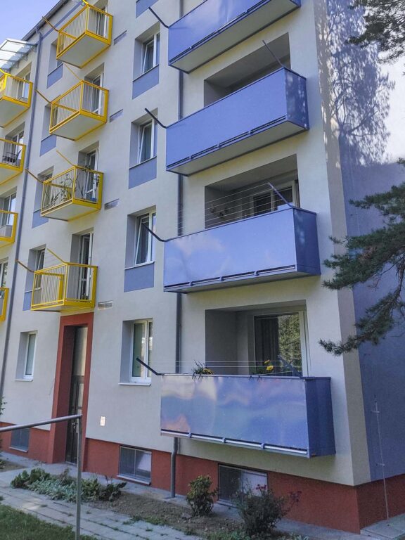 Lodžie s zrekonstruovanou podlahou a nové závěsné balkony na bytovém domě v Olomouci.