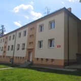 Dokončená revitalizace bytového domu v Hrotovicích, okres Třebíč