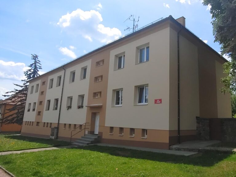 Dokončená revitalizace bytového domu v Hrotovicích, okres Třebíč