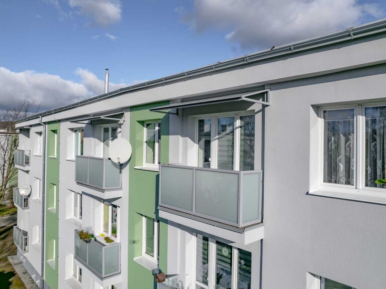 Revitalizace bytového domu Chomutov, oprava balkonů - nové zábradlí a skleněná výplň