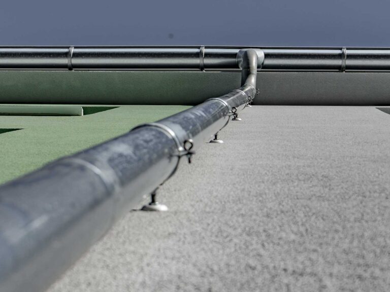 Klempířské prvky . svod okapu a okap