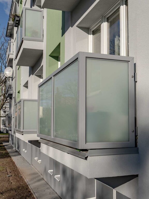 Detail balkonu po rekonstrukci - zábradlí a mléčná výplň