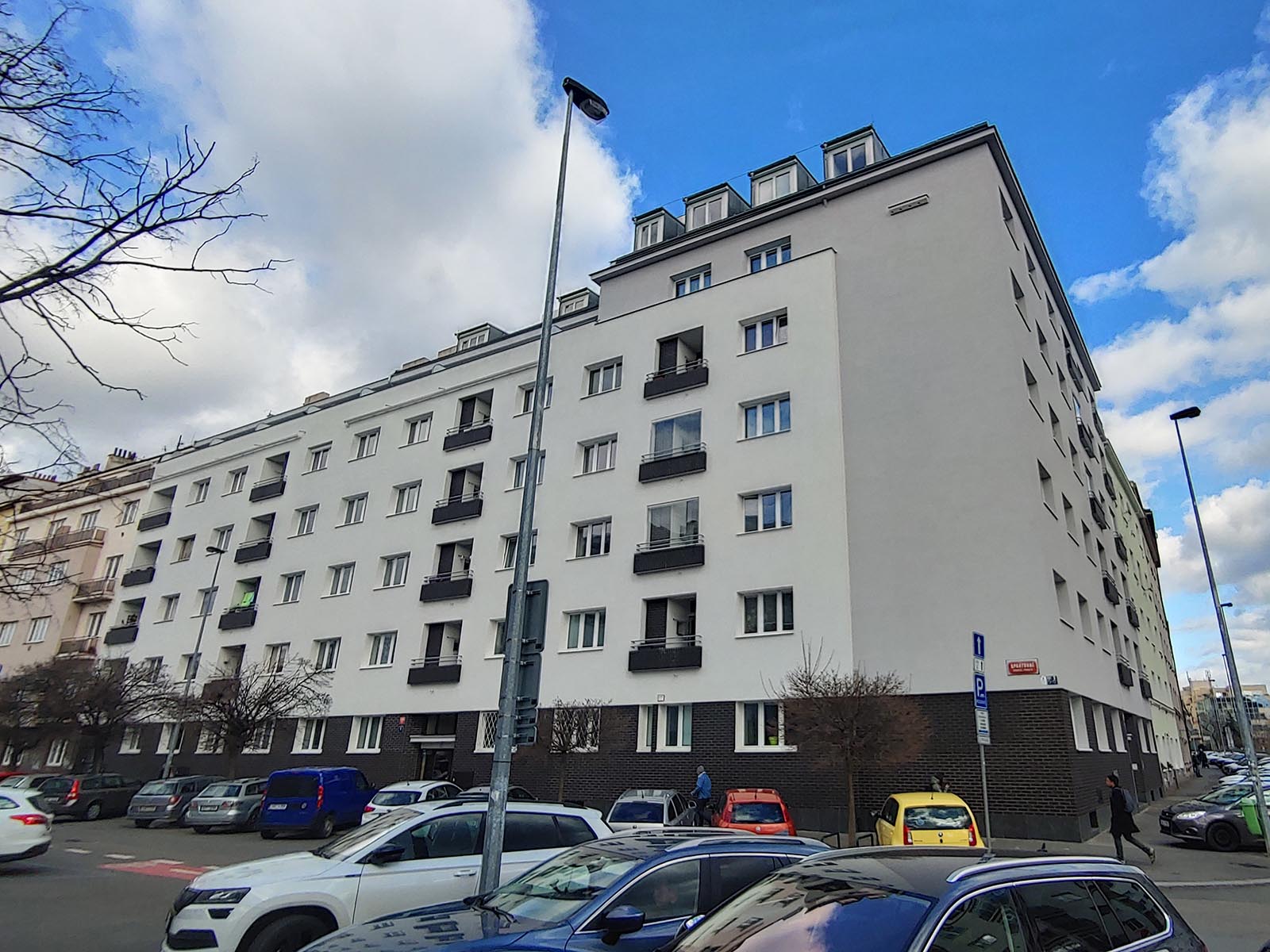 Oprava a zateplení bytového domu v Praze - ulice Sportovní / Přípotoční