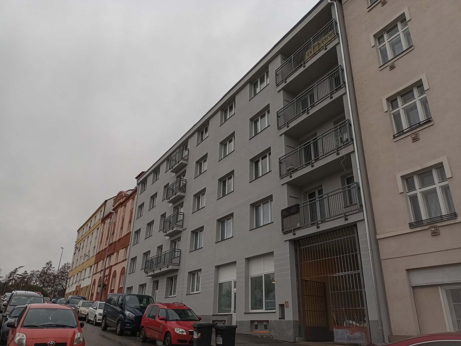 Rekonstrukce balkonů a revitalizace fasády - Praha Konšelská
