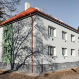 Opravený bytový dům v Chomutově - ulice Mostecká. Zateplení fasády, rekonstrukce soklové části, oprava elektroinstalace