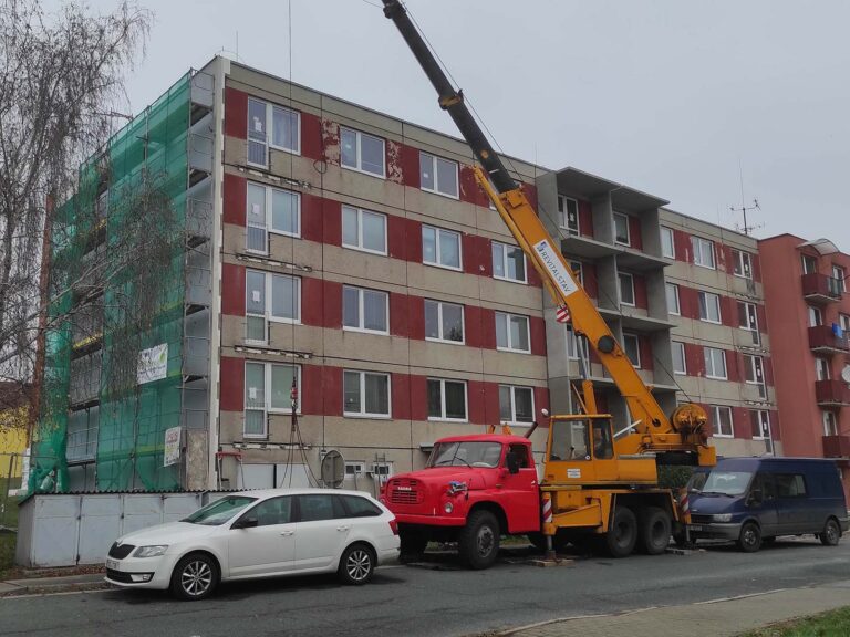 demontujeme stávající balkony na panelovém domě v Moravském Krumlově