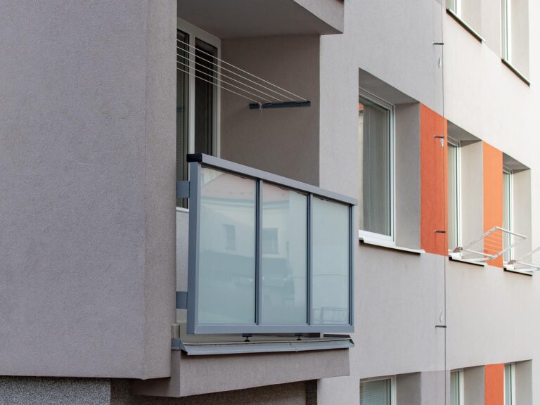 Zrekonstruovaný balkon - nové hliníkové zabradlí včetně výplně z mléčného skla, nová skladba podlah a zateplení zdí