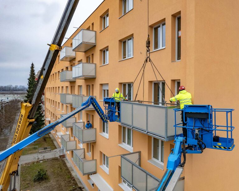 Montáž závěsných balkonů z pracovních plošin
