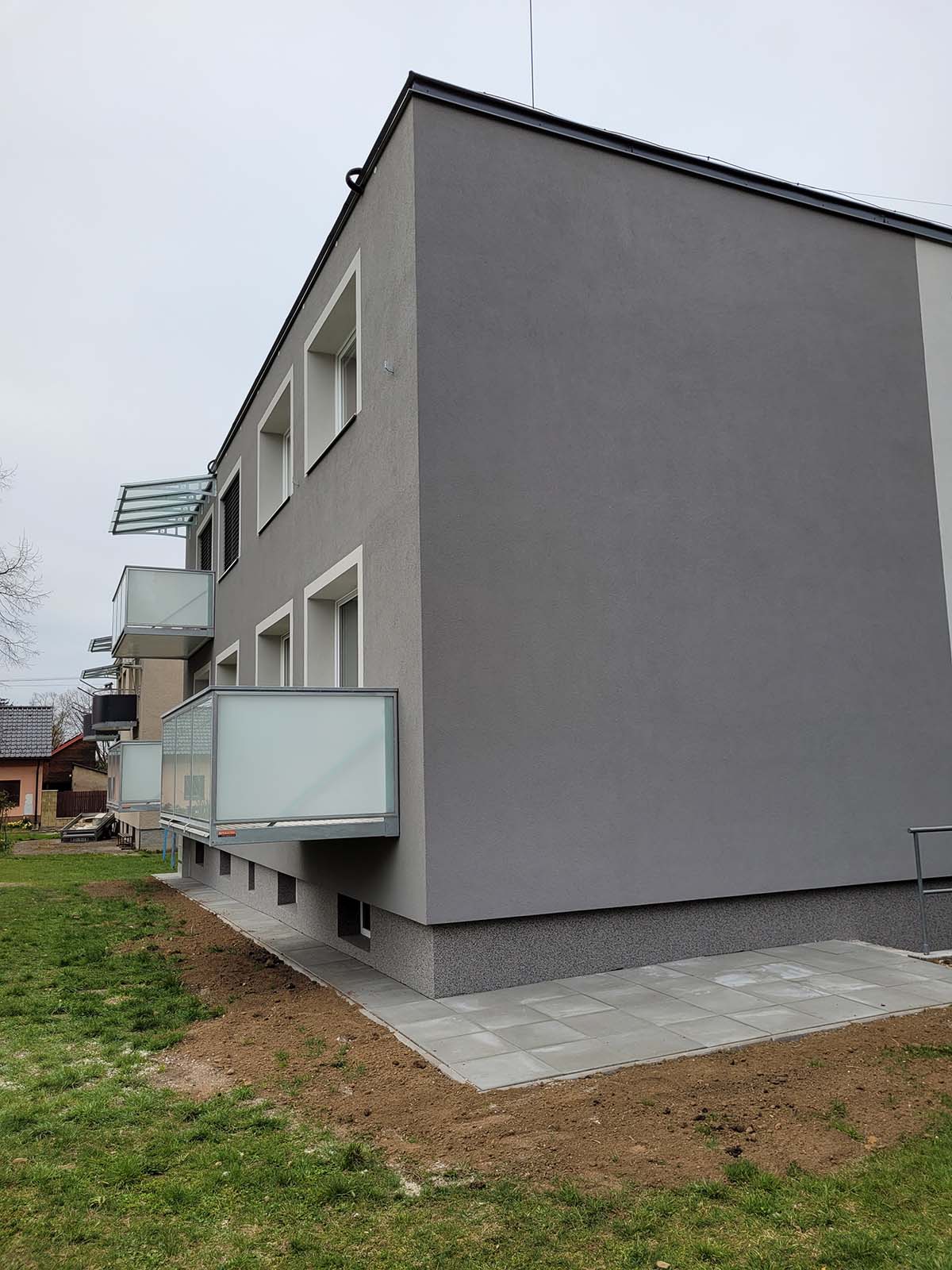 Nové závěsné balkony a zateplení bytového domu - Kunovice