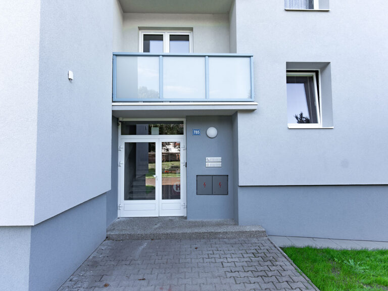 Rekonstrukce vstupního portálu a společných prostor v rámci zateplení panelového domu v Hostinné,m