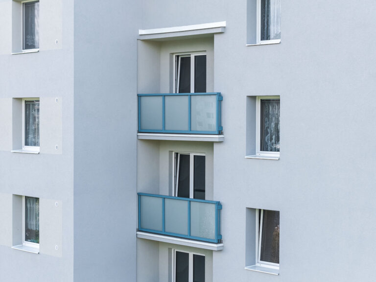 Rekonstrukce balkonů společných prostor v rámci zateplení panelového domu v Hostinném.