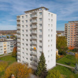 Letecký pohled na zateplený panelový dům osazený závěsnými balkony