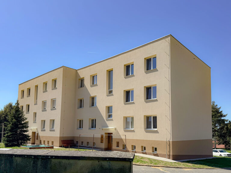 zateplení bytového domu v Jemnici. Fasáda, střecha, okna, spodní stavba