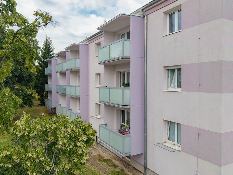 Přístavba lodžií - nové betonové lodžie na bytovém domě v Rokycanech