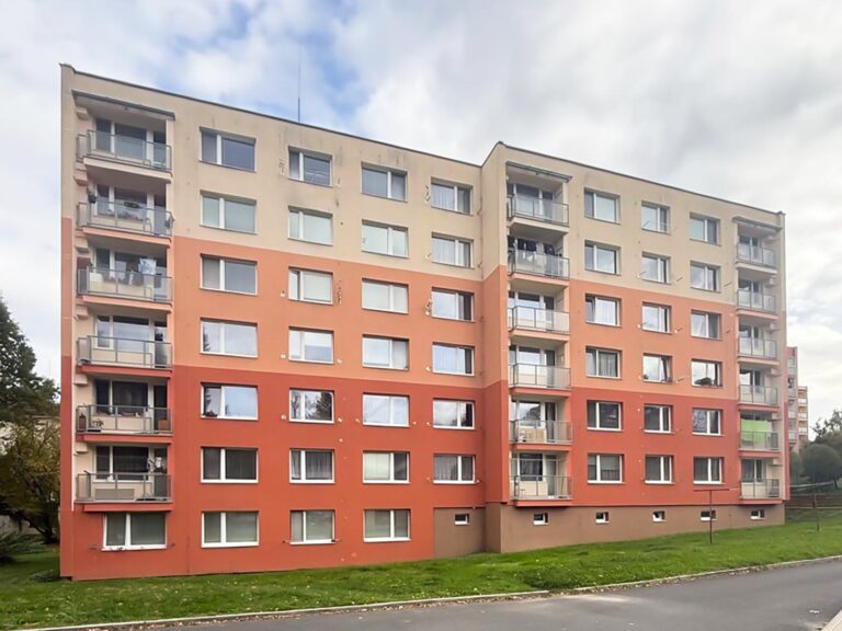 Zámecká — rekonstrukce balkonů (pouze balkony) Pouze rekonstrukce balkonů, skladba podlah, nátěr.