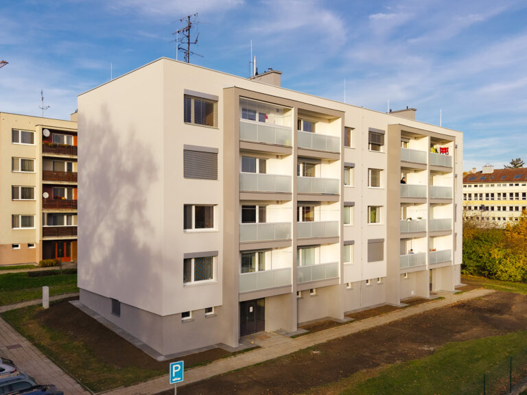 zateplený bytový dům v Rousínově, realizace 2025, diagonální pohled