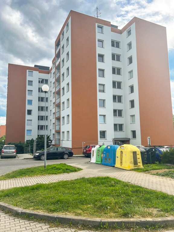 Revitalizovaný panelový dům s rekonstruovanými lodžiemi ve Zlíně Podlesí