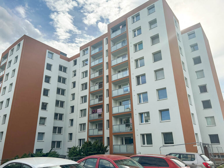 Panelový dům po rekonstrukci lodžií a zateplení. Zlín - Podlesí