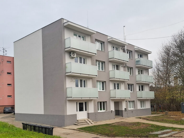 Zateplení bytového domu ve Vlčnově a rekonstrukce balkonů, realizace 2025, celek
