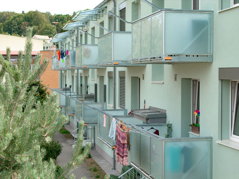 Bytový dům v Rájci-Jestřebí se závěsnými balkony