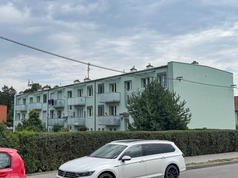 Zateplení bytového domu, nové závěsné balkony. Rájec - Jestřebí