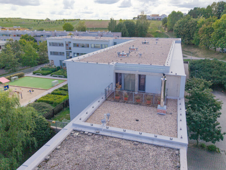 Střecha bytového domu po rekonstrukci
